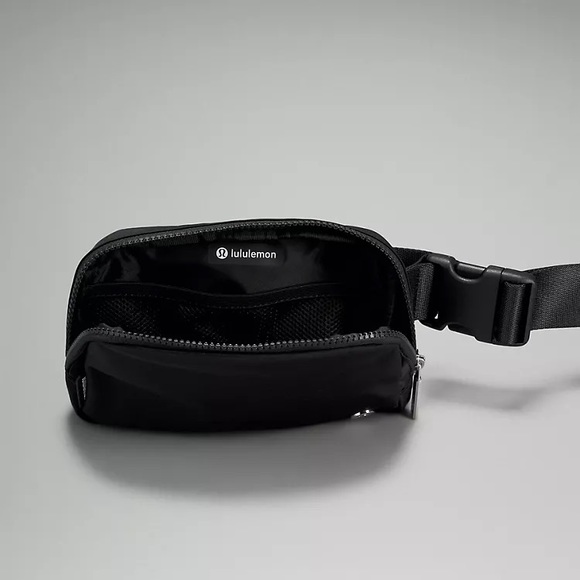 Lululemon SEALED everywhere belt bag black - Picture 2 of 3